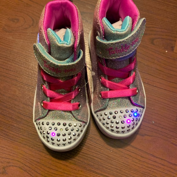 New Toddler Girl Skechers Light Up High Top Size 6 - Picture 2 of 7